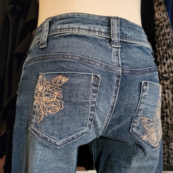 L.E.I. ♡ Dark Distressed "Ashley Trouble" Embroidered|Embellished Bling Jeans 3R - Picture 14 of 17